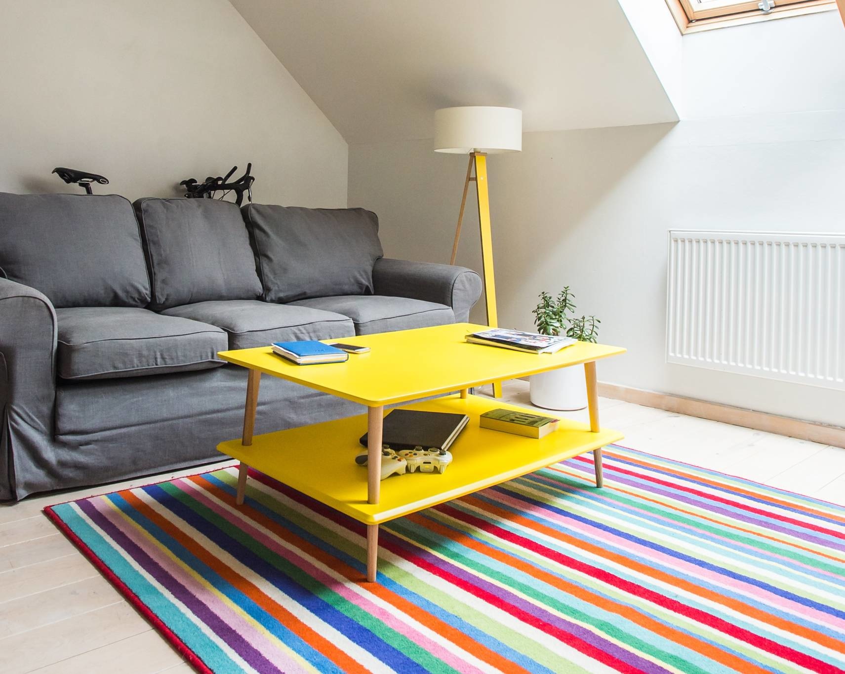 Koro lage salontafel - lichtgrijs beukenhout en MDF, 19mm dik tafelblad met 25cm ruimte