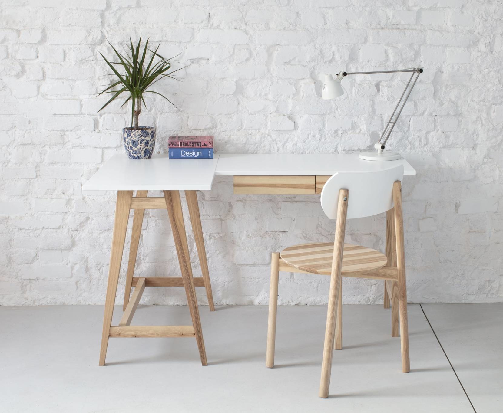 Hoekbureau Luka | Vluchtige munt | Links | Essenhout poten