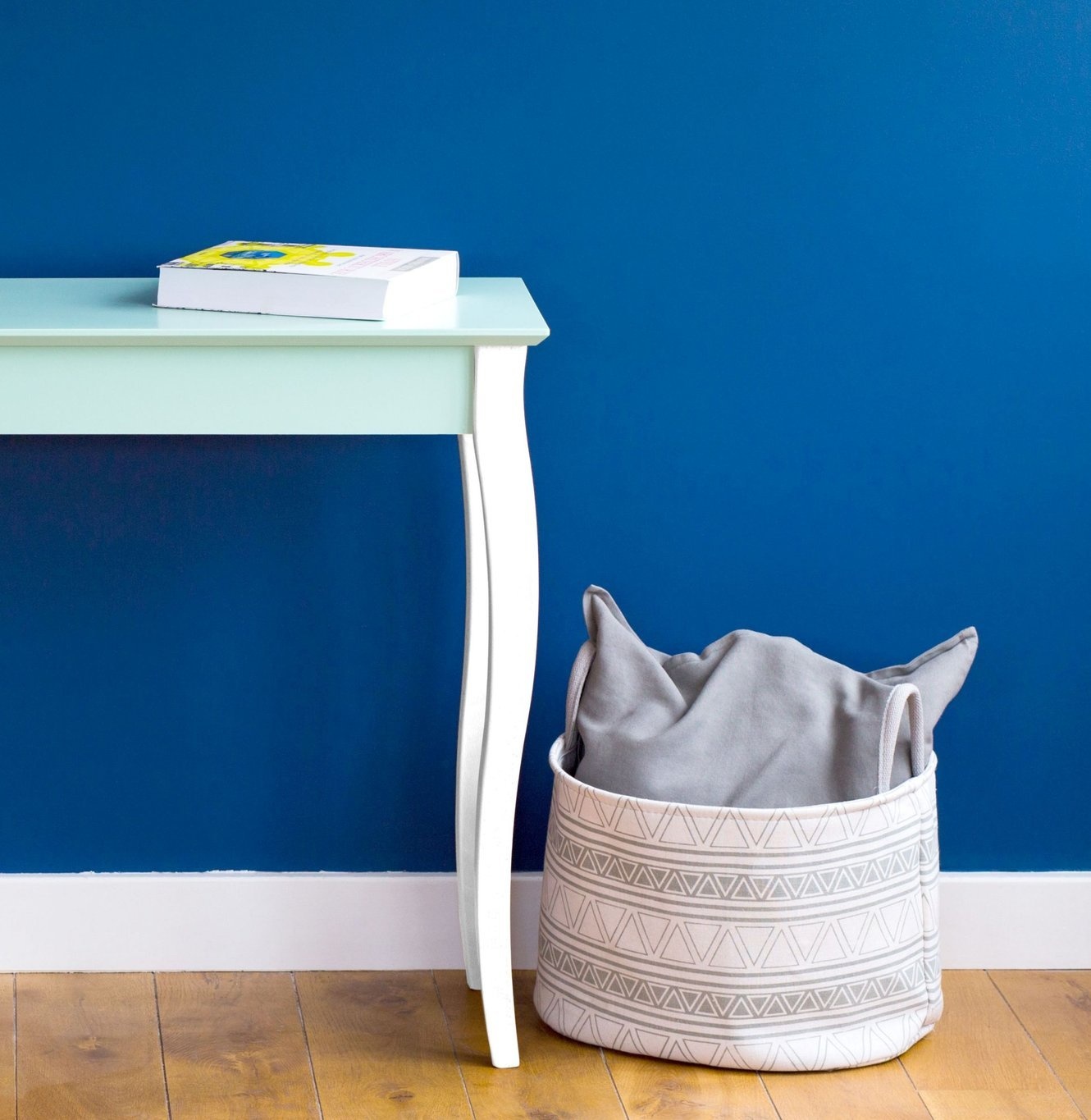 Liilo Bijzettafel, Marineblauw met Beukenhouten Blad en Witte Poten, 105x35x74 cm