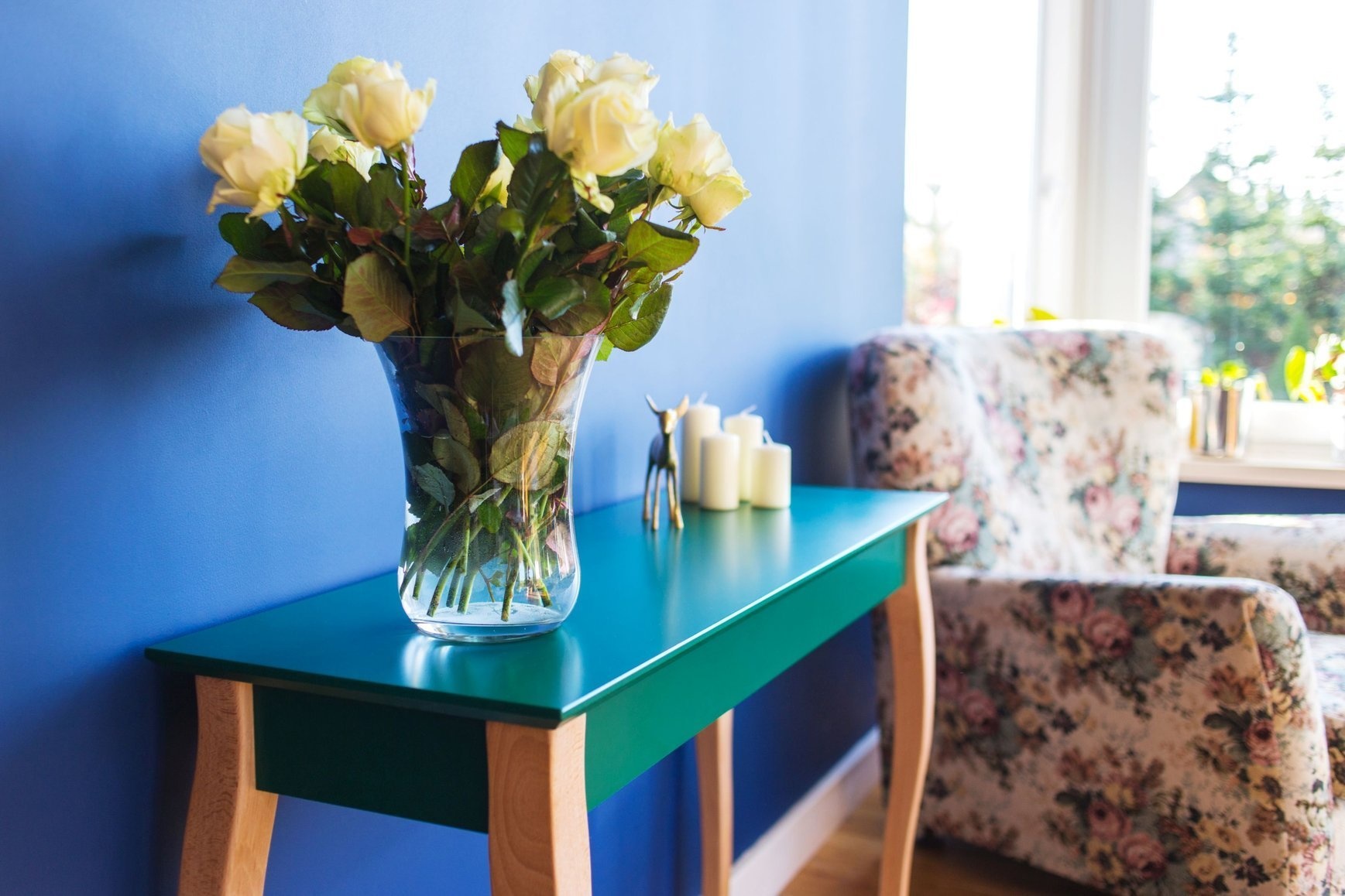 Liilo Bijzettafel, Marineblauw met Beukenhouten Blad en Witte Poten, 105x35x74 cm