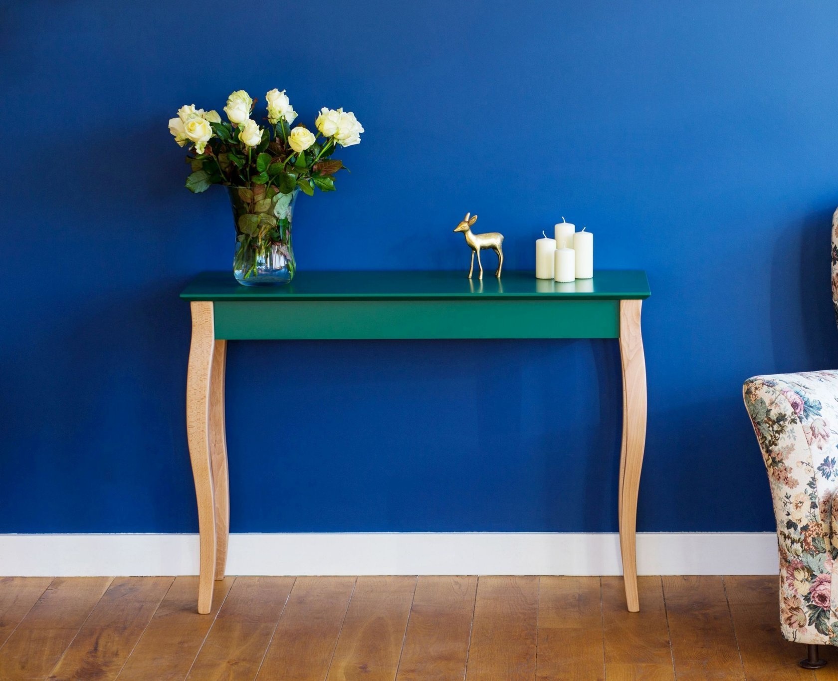 Liilo Bijzettafel, Marineblauw met Beukenhouten Blad en Witte Poten, 105x35x74 cm
