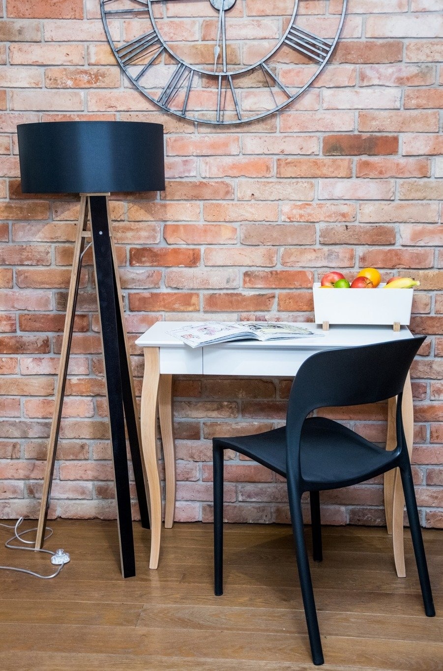 Lillo roze bureau met beukenhouten poten - FSC gecertificeerd