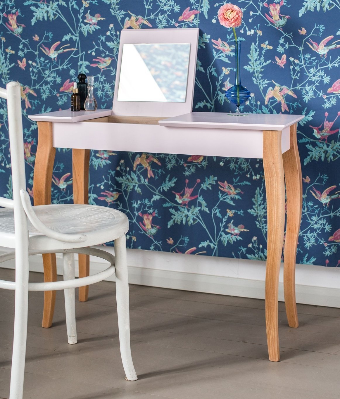 Lillo kaptafel in Beukenhout & gelamineerd MDF, witte poten, roze kleur, FSC gecertificeerd.