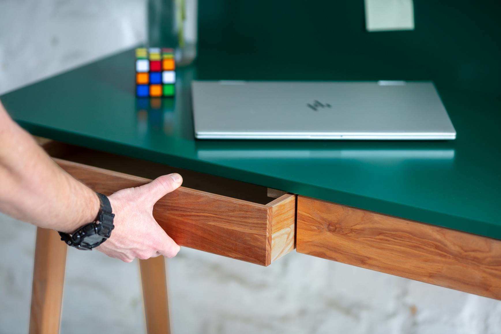 Luka Bruin Beige Hoekbureau | Essenhout & MDF | Eiken poten | FSC gecertificeerd