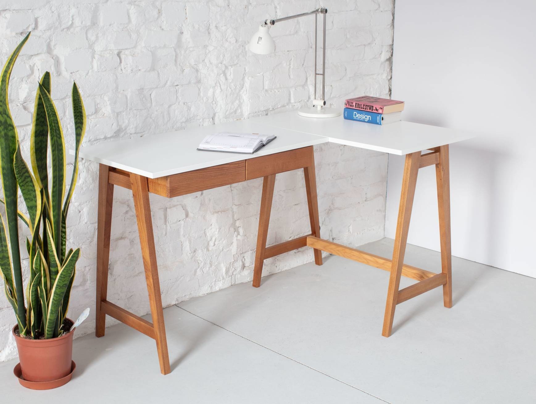 Luka Bruin Beige Hoekbureau | Essenhout & MDF | Eiken poten | FSC gecertificeerd