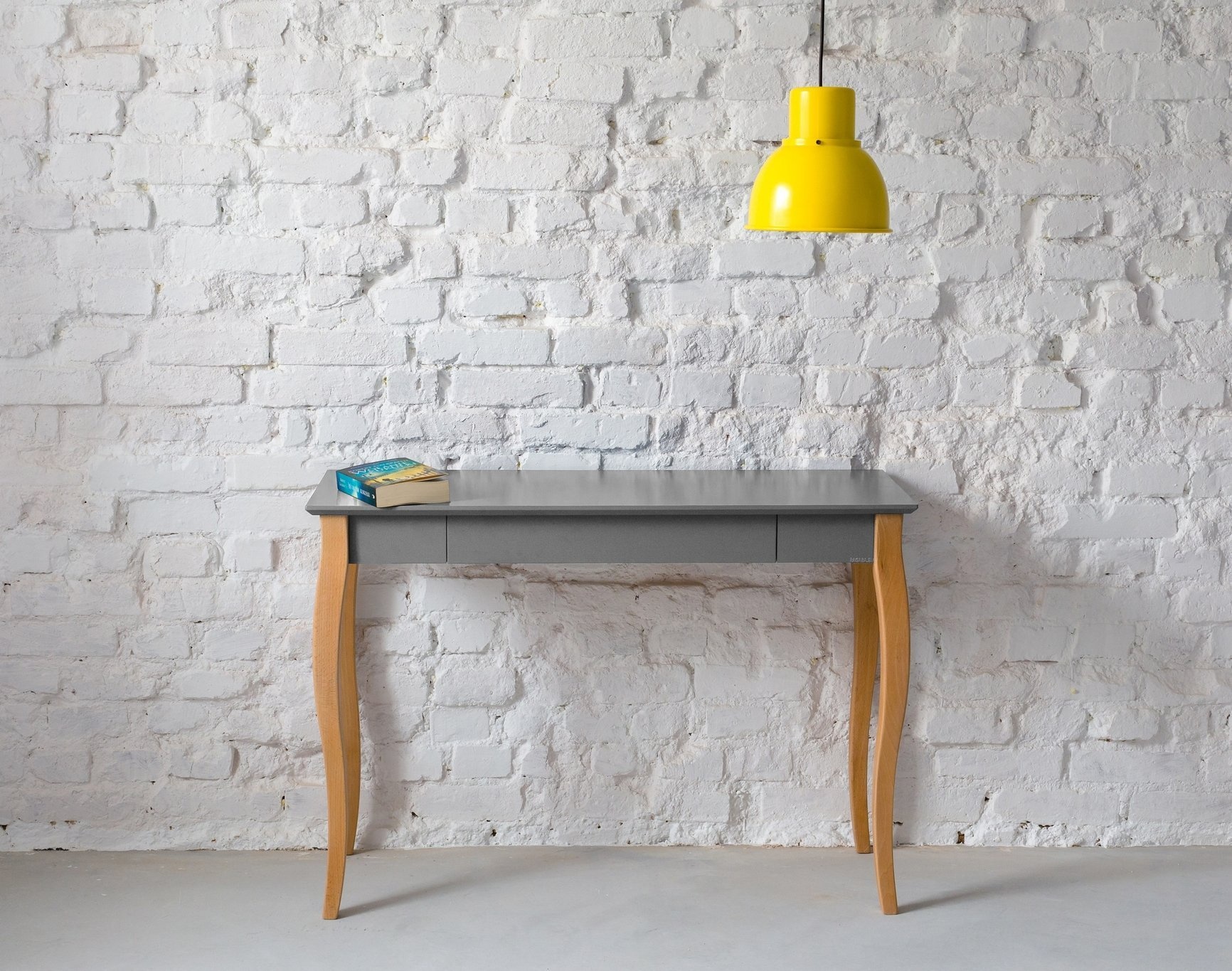 Lillo Schrijftafel in Betongrijs met Beukenhouten Poten | FSC Gecertificeerd