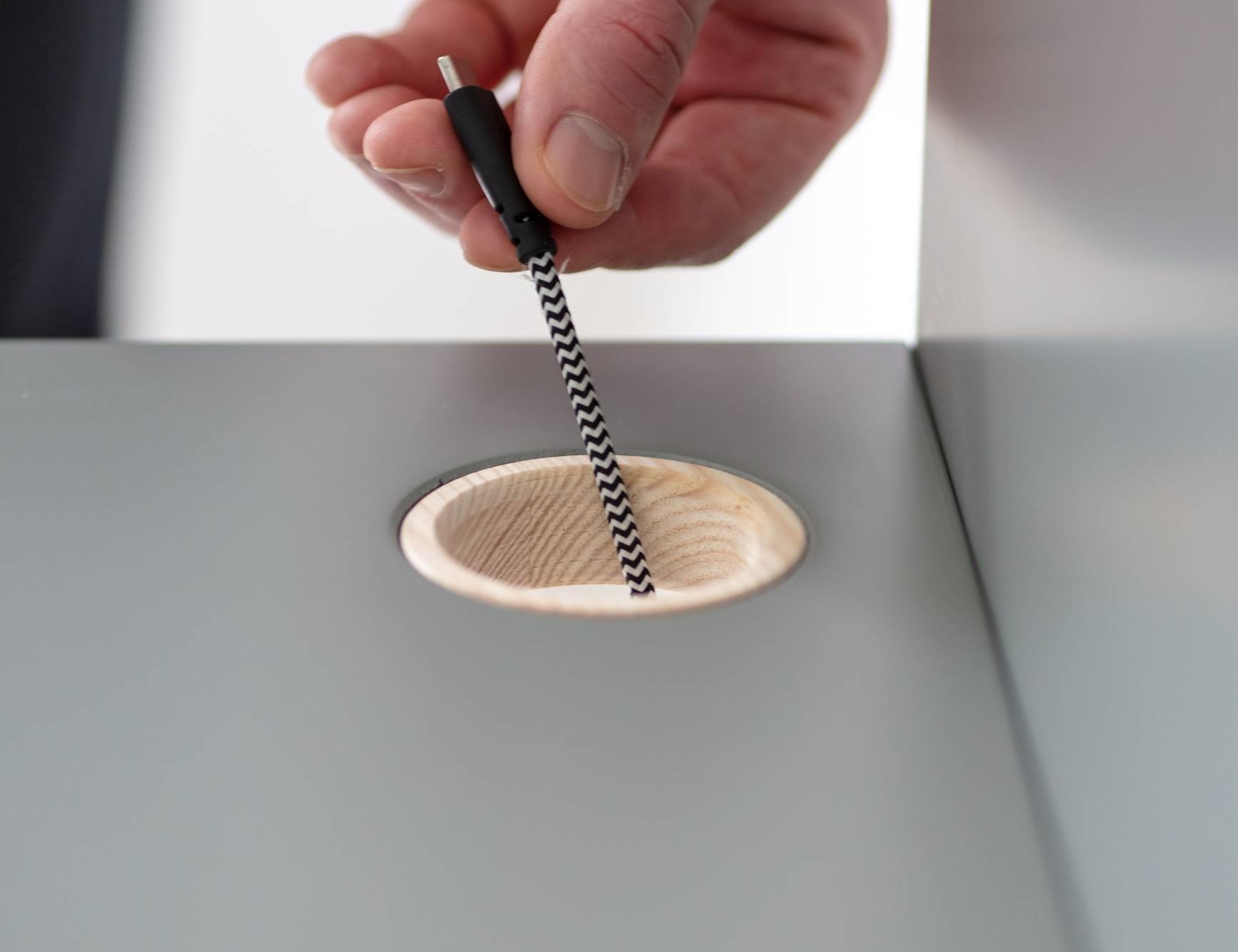 Luka Bureau in Grafiet met Essenhouten Poten - FSC100% & FSCMIX Gecertificeerd