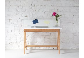 Luka Bureau in wit met houten poten, 110cm x 50cm x 75cm, met 2 lades - FSC gecertificeerd