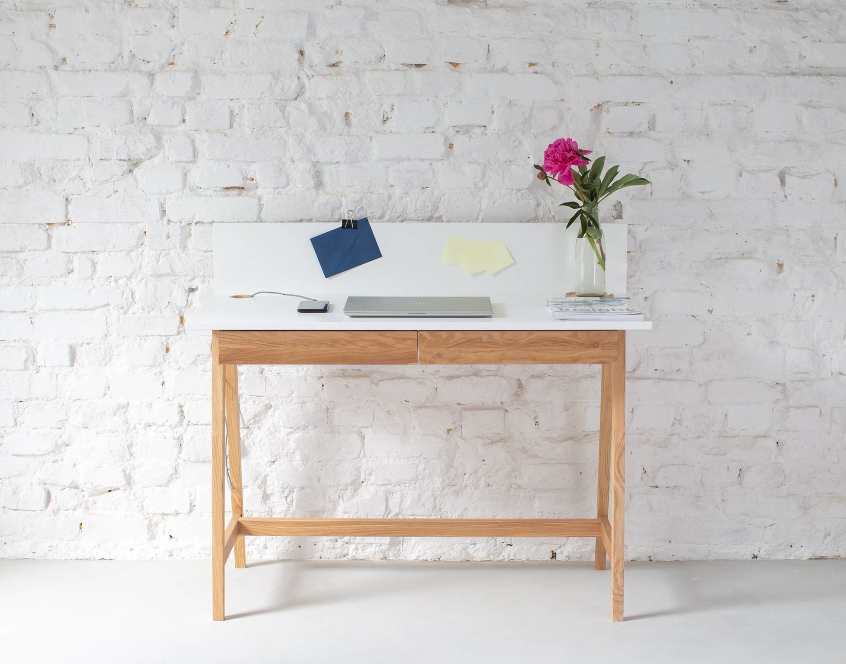 Luka Bureau in wit met houten poten, 110cm x 50cm x 75cm, met 2 lades - FSC gecertificeerd