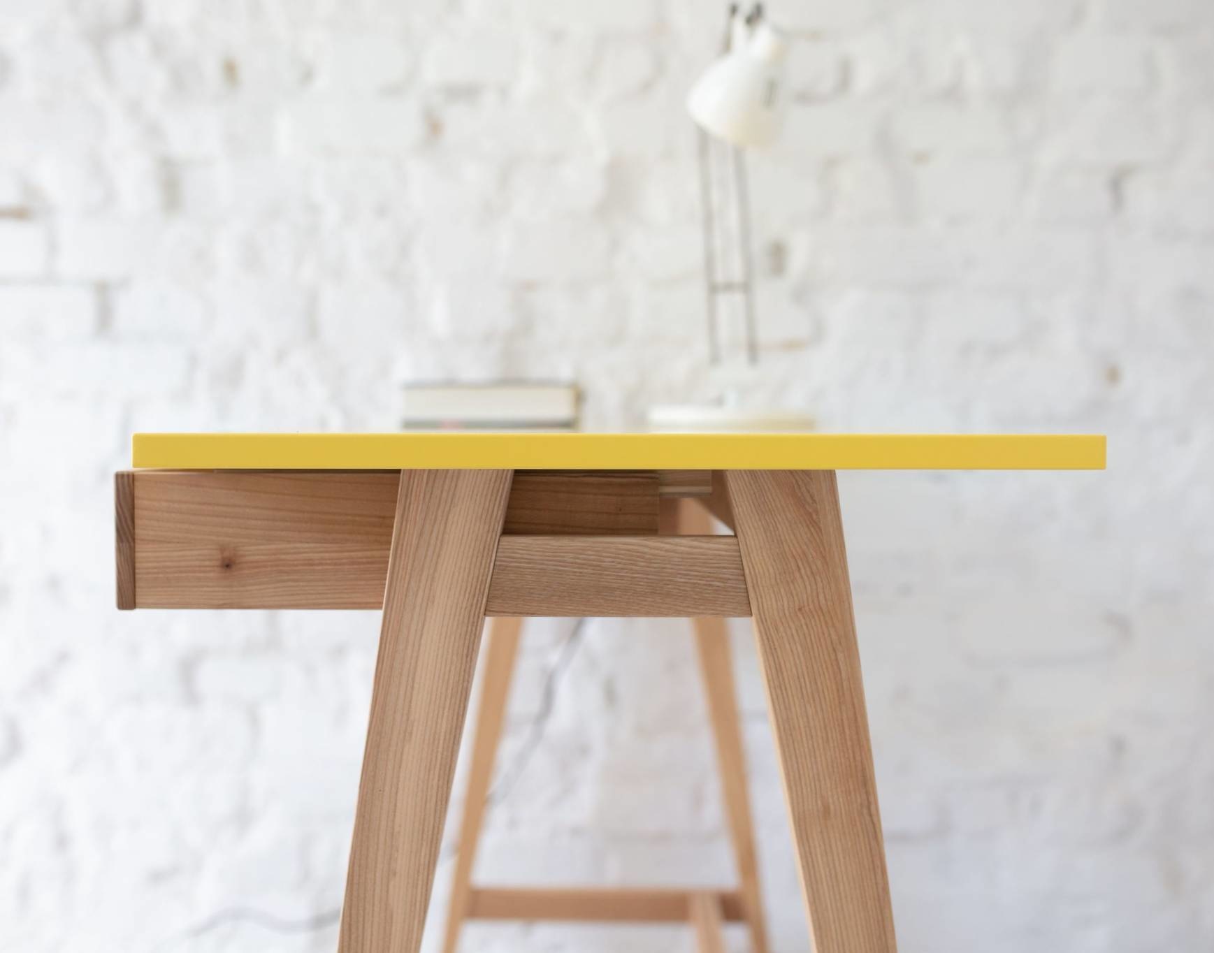 Luka Bureau in wit met houten poten, 110cm x 50cm x 75cm, met 2 lades - FSC gecertificeerd