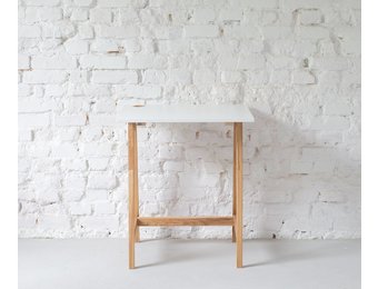 Luka bureautafel - Saliegroen, Essenhout poten, FSCMIX gecertificeerd