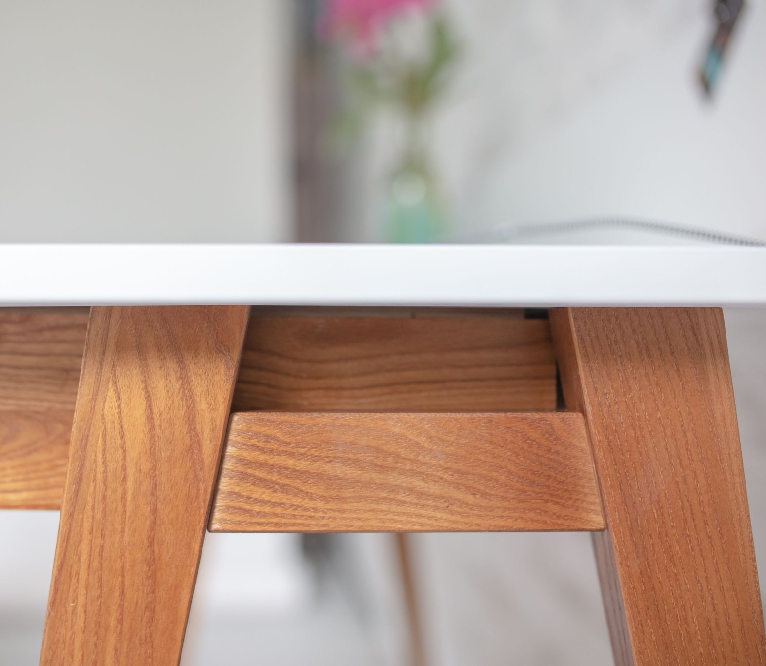 Luka Hoekbureau in wit met eiken poten - FSC gecertificeerd