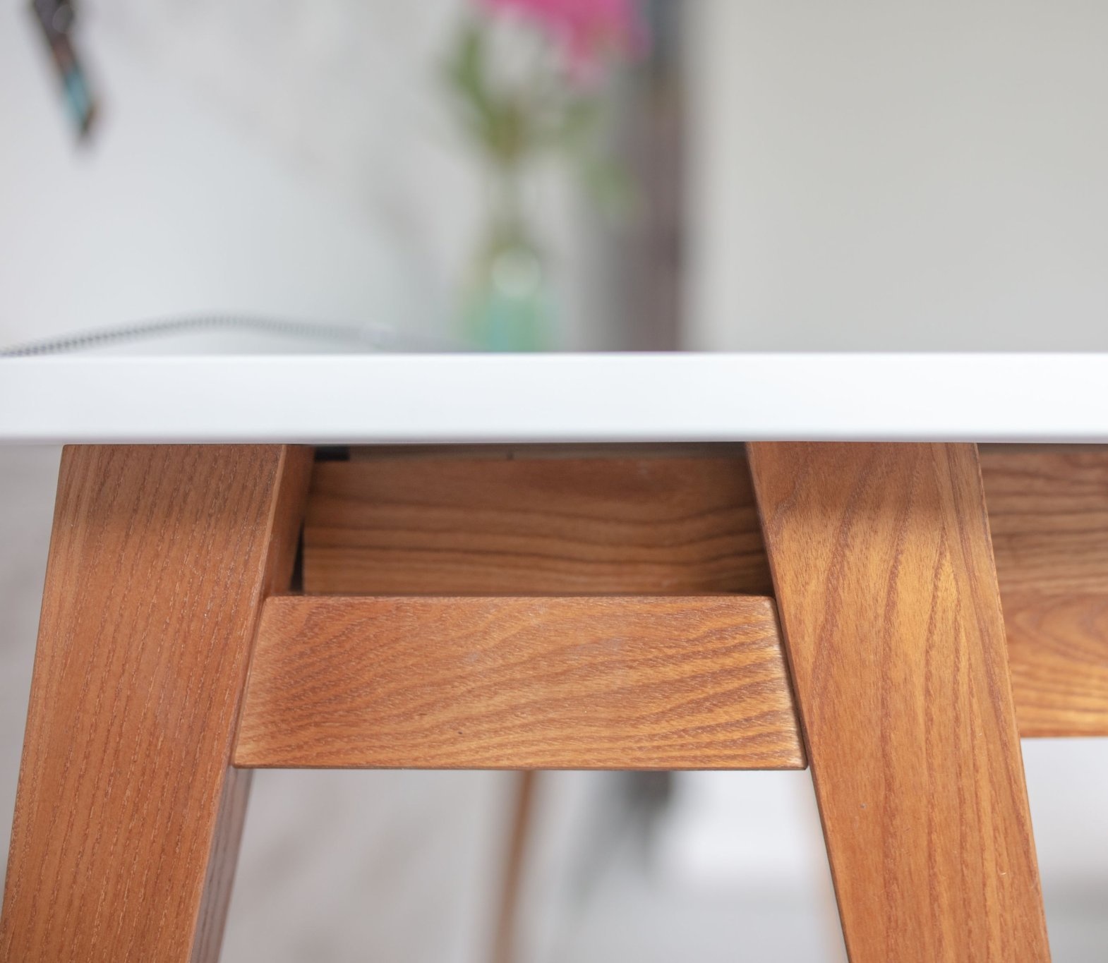 Luka Hoekbureau | Lichtgrijs | Rechts | Eiken poten | Essenhout en MDF | FSC-gecertificeerd