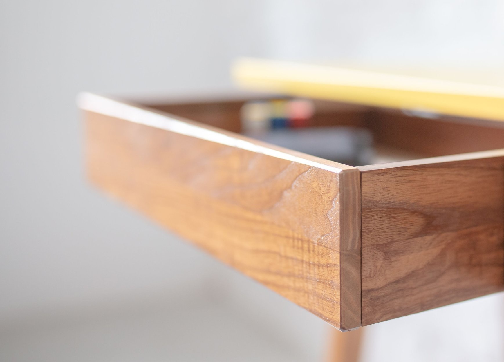 Luka Hoekbureau | Lichtgrijs | Rechts | Eiken poten | Essenhout en MDF | FSC-gecertificeerd