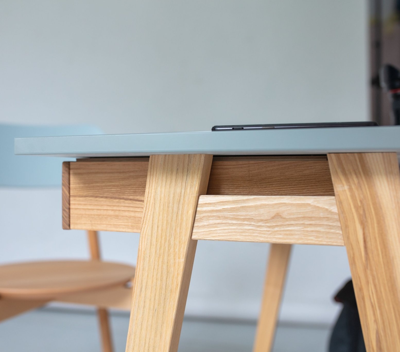 Luka hoekbureau - Lichtgrijs essenhout - Links - Met lade