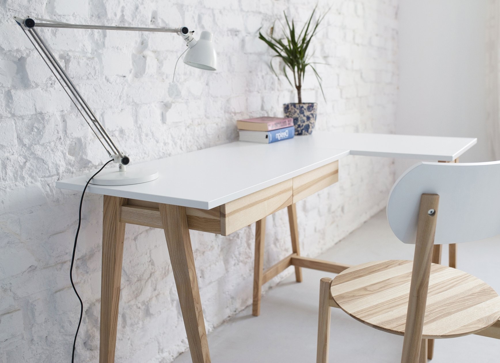 Luka Hoekbureau in Roze met Essenhouten Poten - 135x85 cm