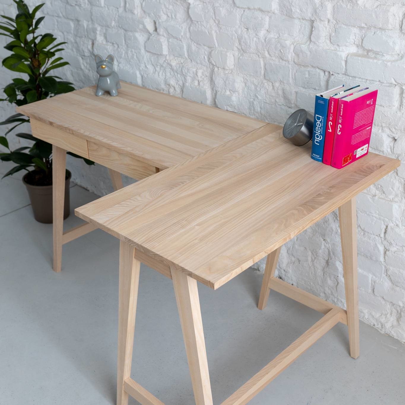 Luka L-vormig bureau | 135x85cm | Essenhouten poten | 2 lades