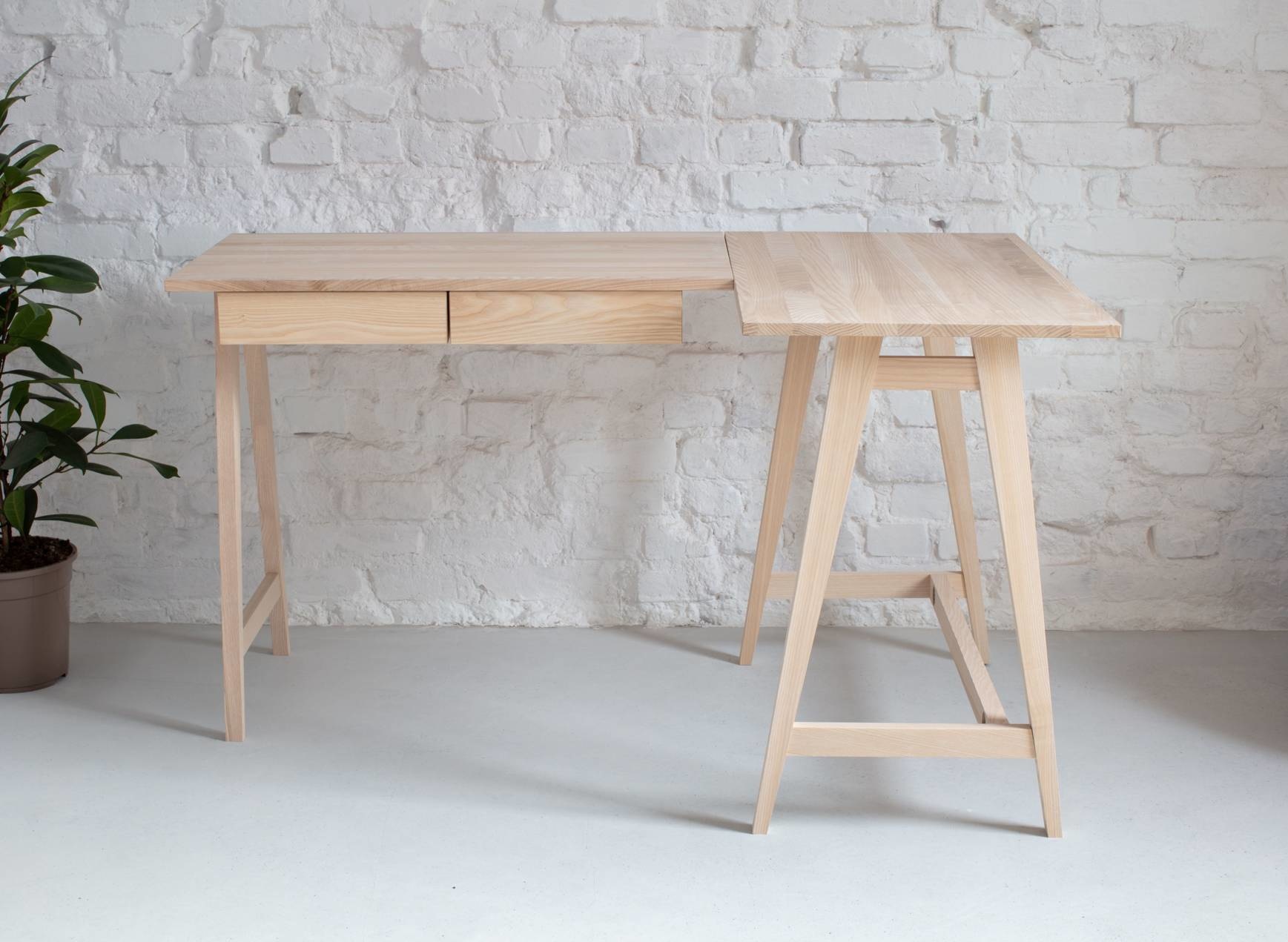 Luka L-vormig bureau | 135x85cm | Essenhouten poten | 2 lades