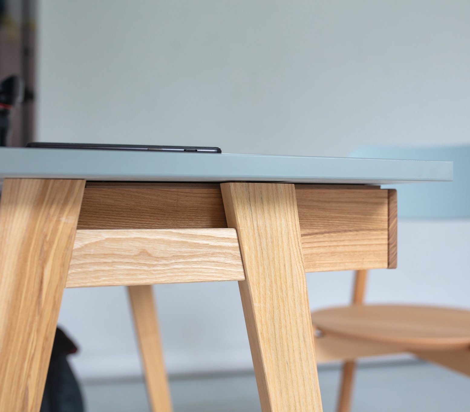 Luka hoekbureau - lichtgrijs, essenhouten poten, rechts. 2 lades, FSC gecertificeerd.