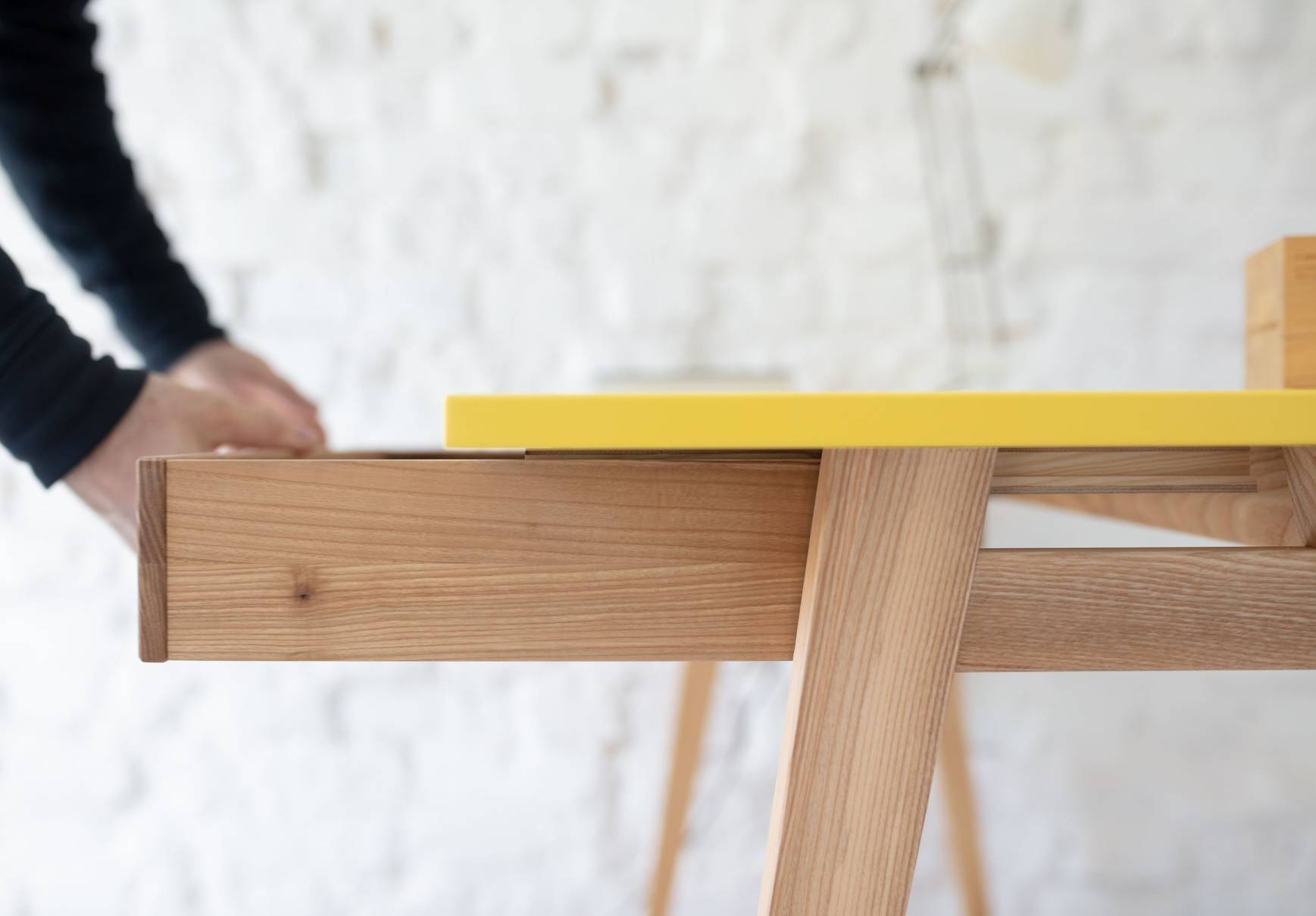 Luka hoekbureau in zeegroen met essenhouten poten - FSC gecertificeerd