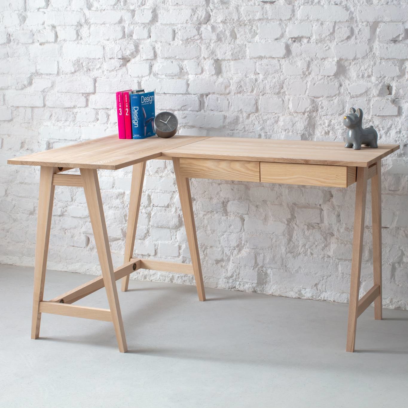 Luka L-vormig bureau - 135cm breed, essenhout poten, 2 lades - FSC100% gecertificeerd