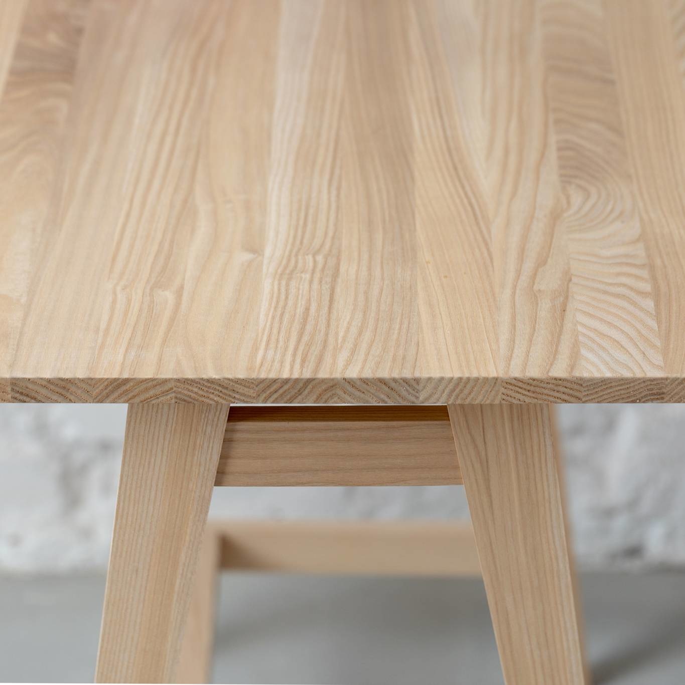 Luka L-vormig bureau - 135cm breed, essenhout poten, 2 lades - FSC100% gecertificeerd