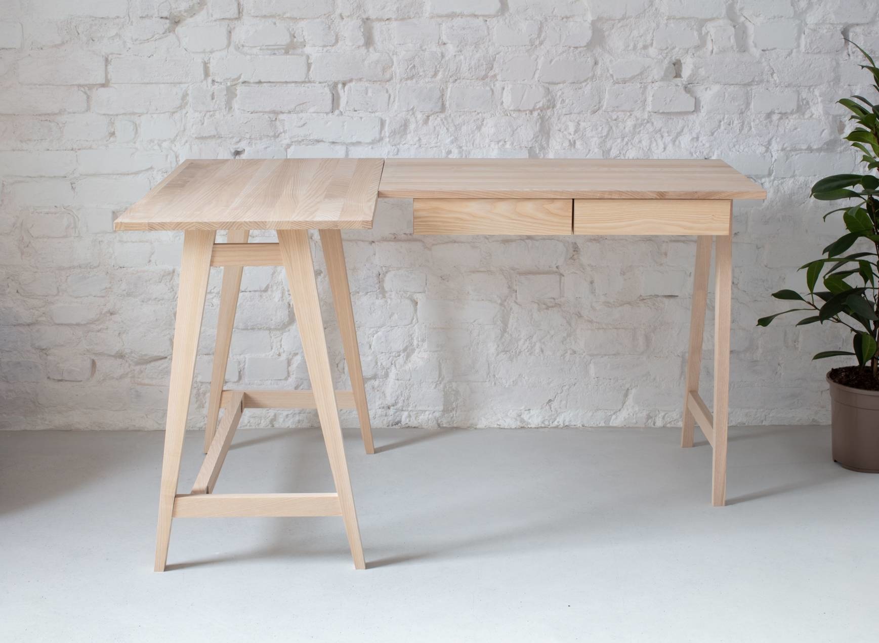 Luka L-vormig bureau - 135cm breed, essenhout poten, 2 lades - FSC100% gecertificeerd