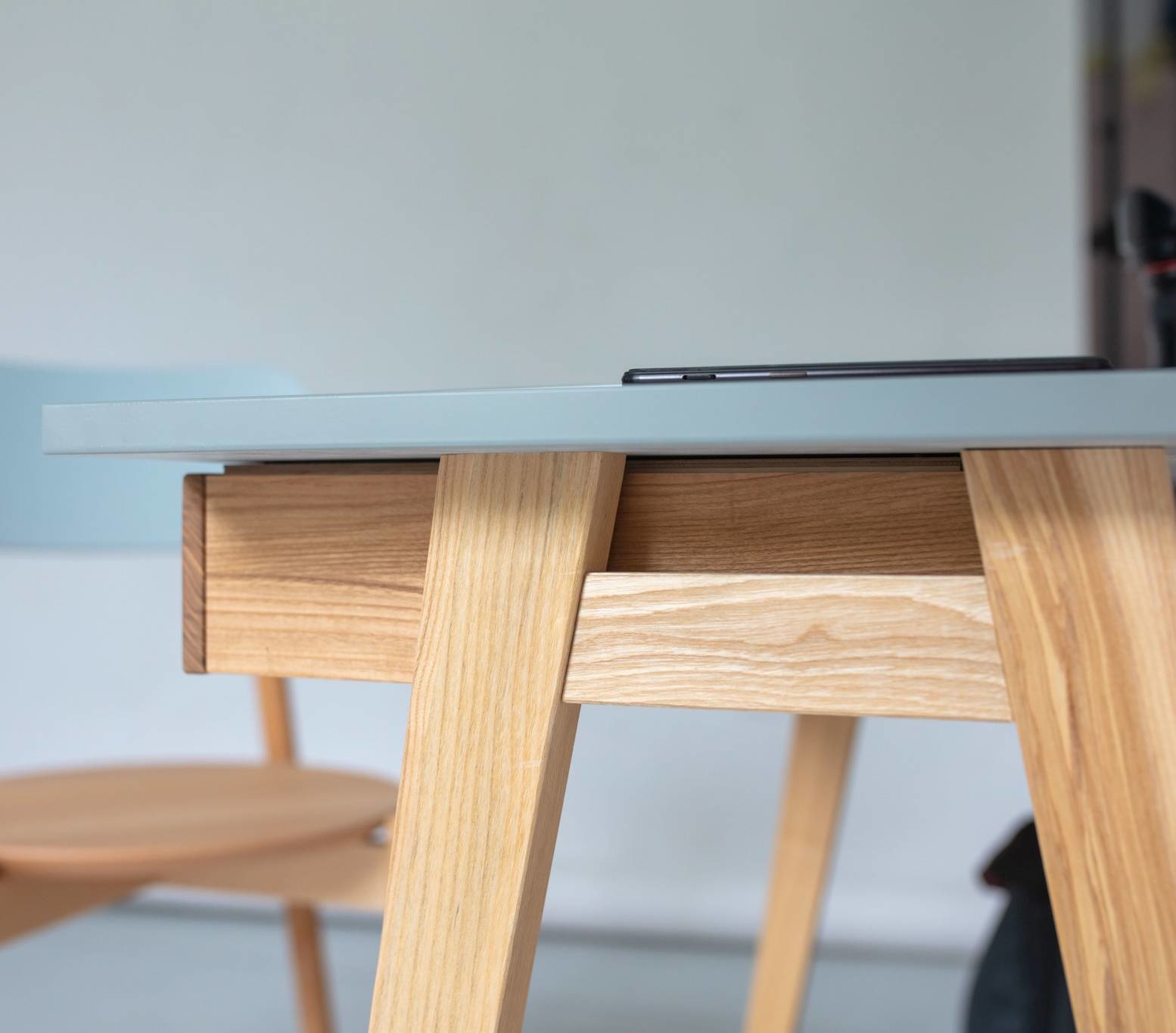 Luka hoekbureau, 115x85cm, zacht blauw, essenhout poten