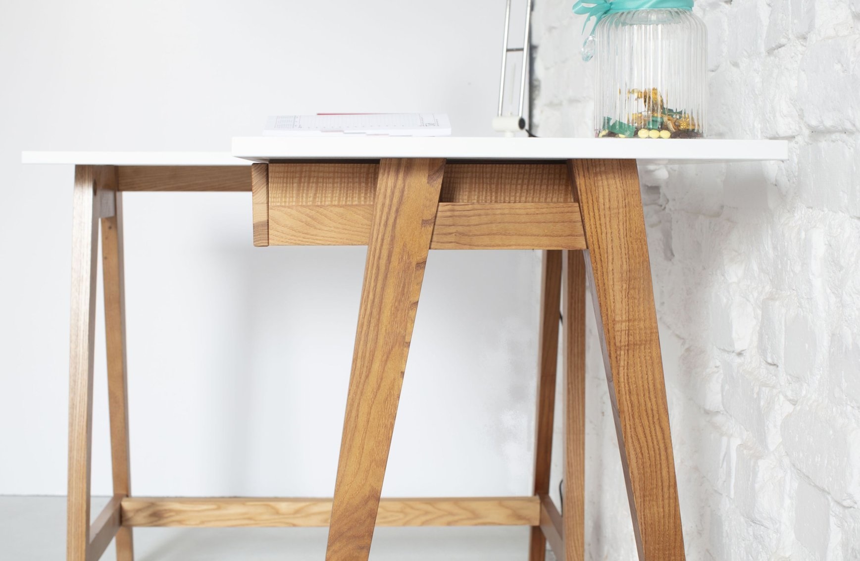 Luka Hoekbureau in Zuiver Rood met Eiken Poten - FSC100% Gecertificeerd