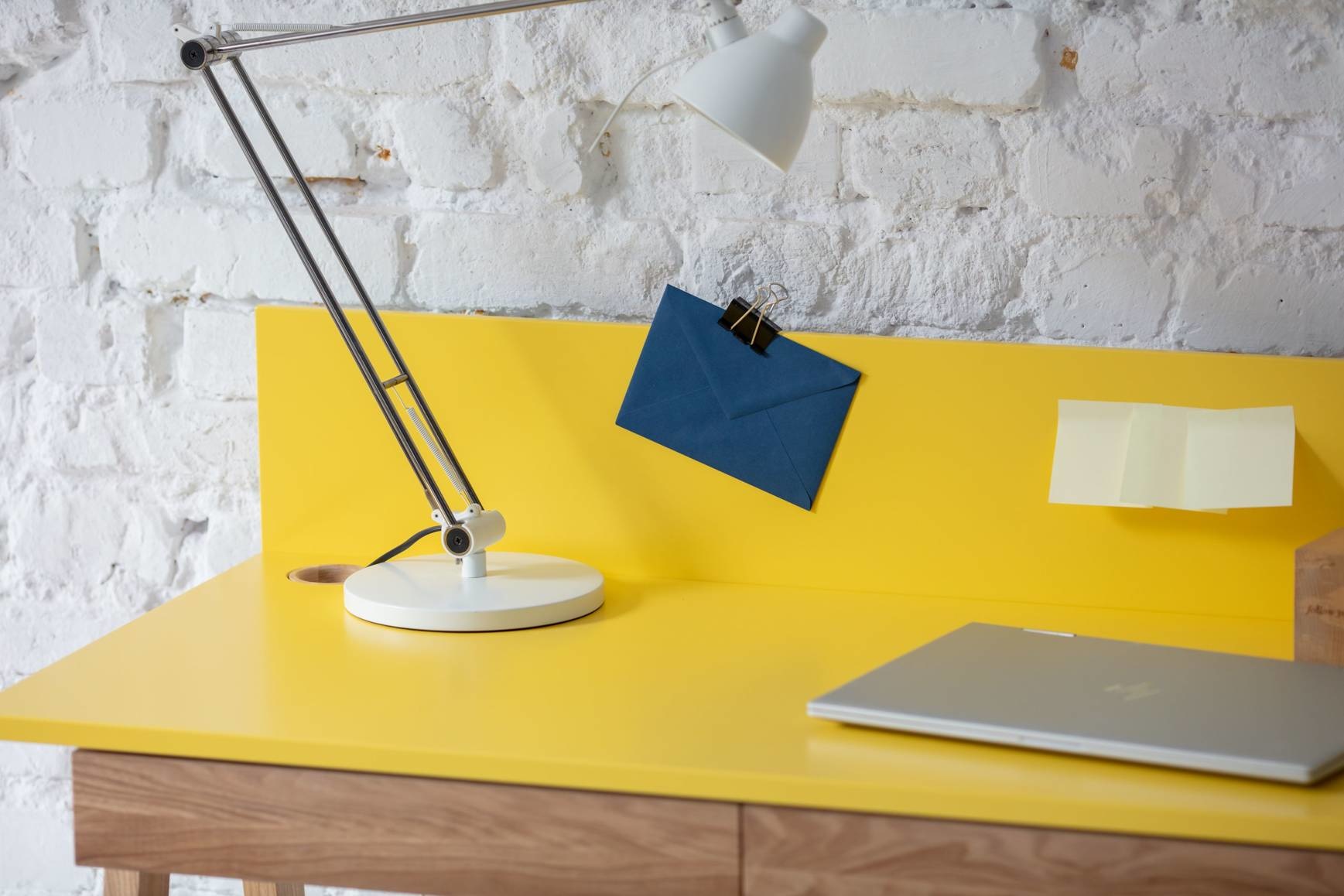 Luka zachtblauw bureau met essenhouten poten - 85 cm breed met 2 lades