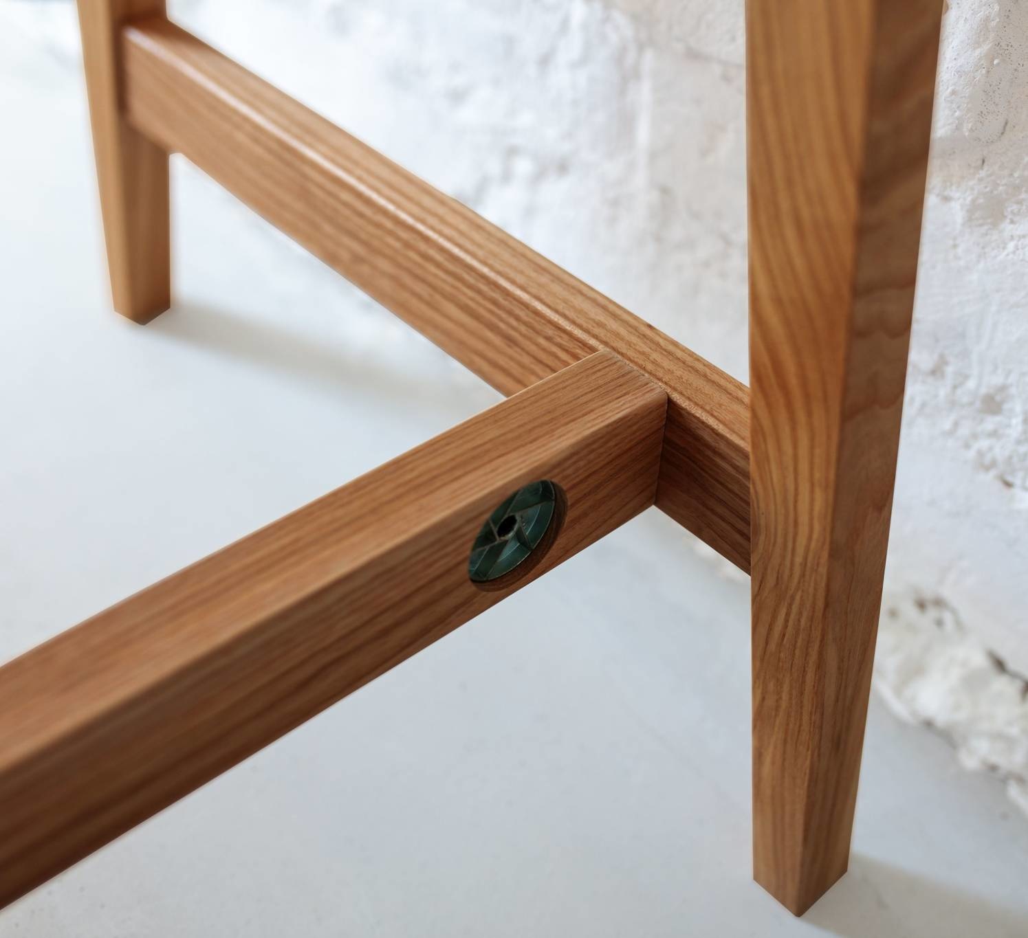 Luka saliegroen bureau - 110 cm breed, eiken poten.