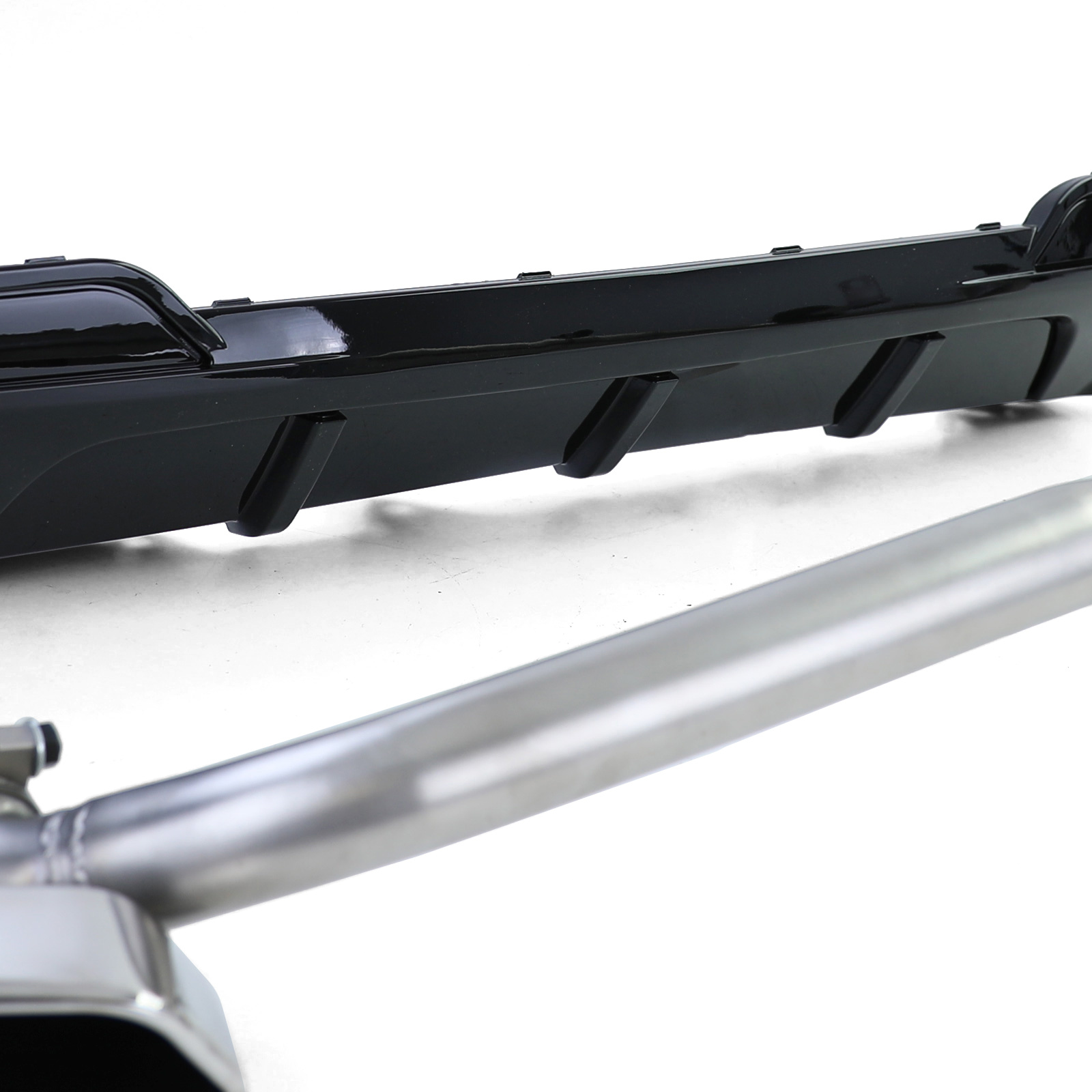 Achterdiffusor geschikt voor BMW F10 F11 520 525 530 - Glanzend zwart - RVS V8-uitlaatpijpen