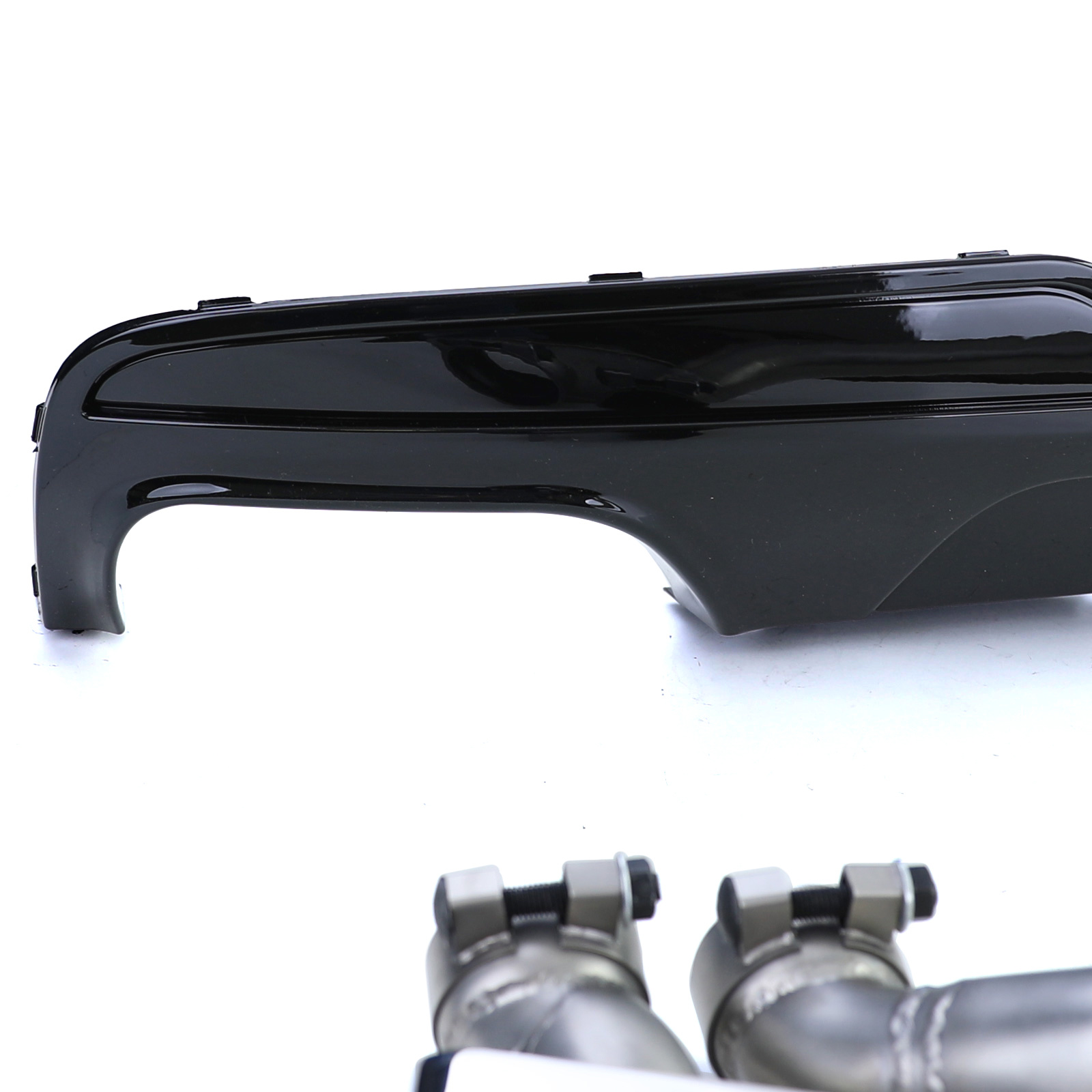 Achterdiffusor - BMW F10 F11 520 525 530 - Glanzend zwart - RVS V8-uitlaatpijpen
