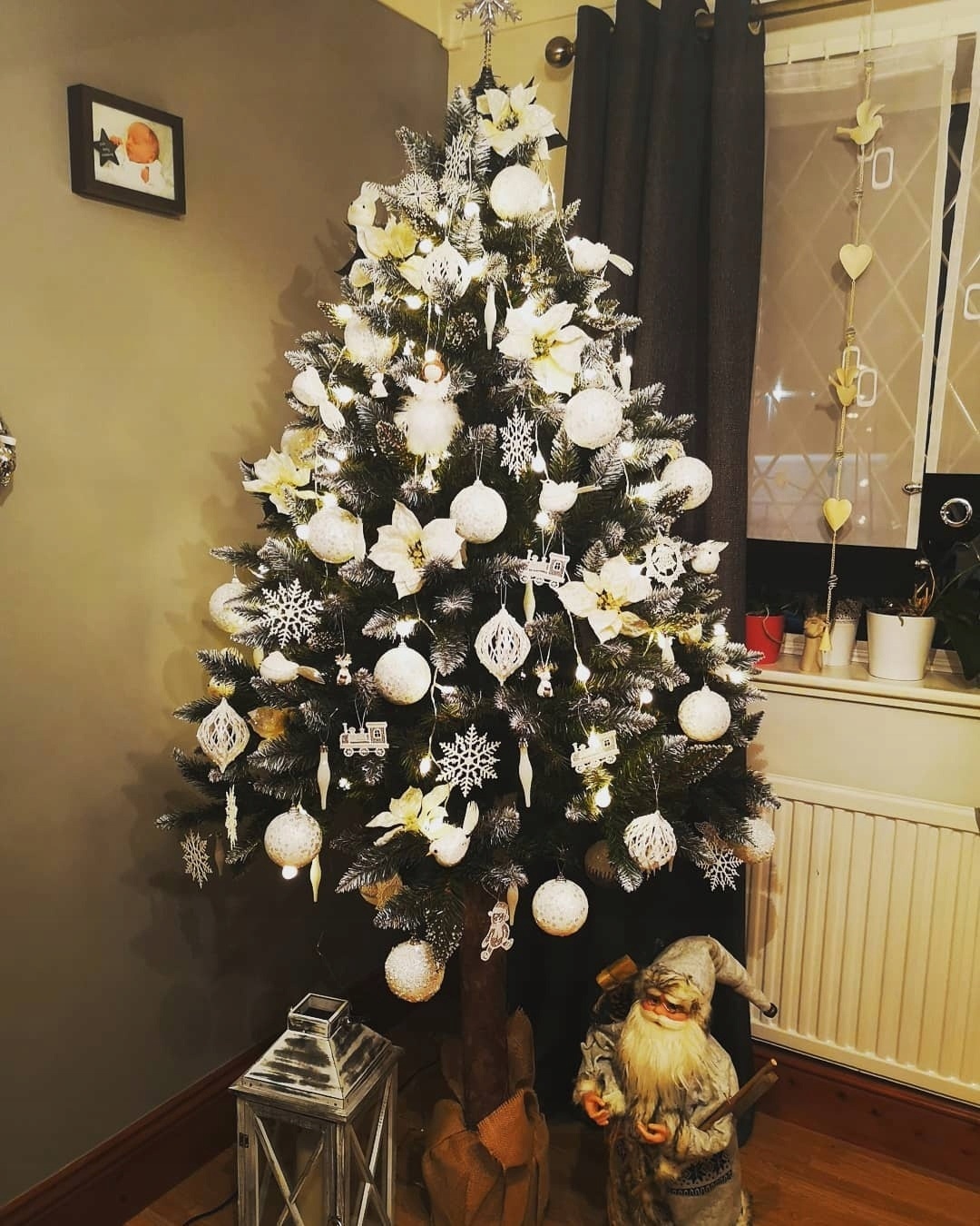 Kunstkerstboom 220 cm - met sneeuw en houten stam