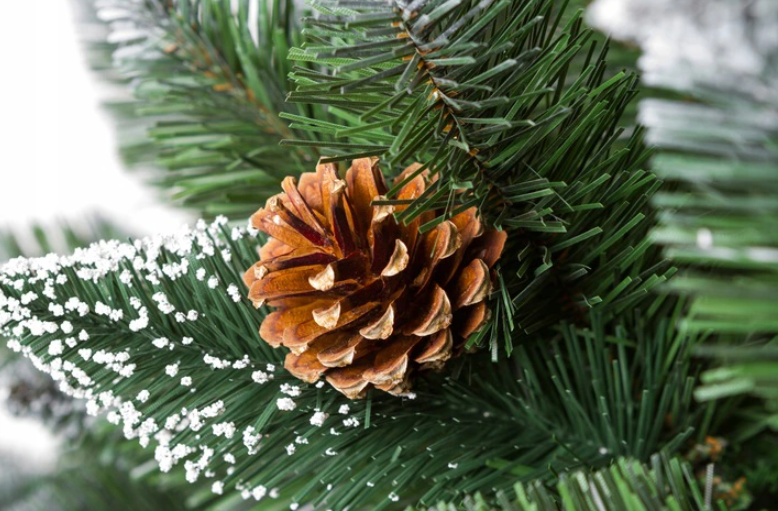 Kunstkerstboom 220 cm - met sneeuw en houten stam