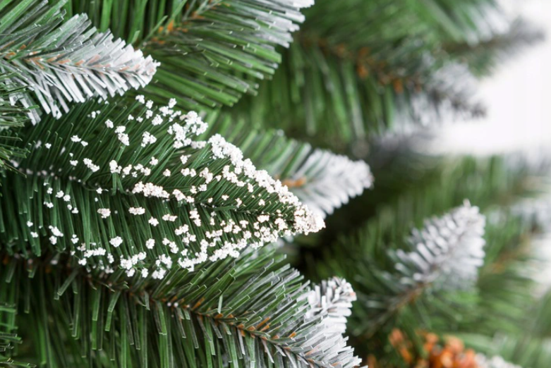 Kunstkerstboom 220 cm - met sneeuw en houten stam