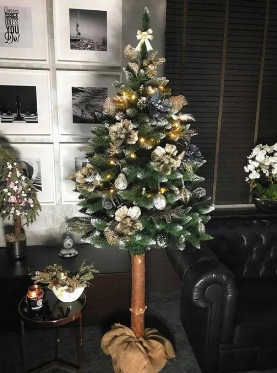 Kunstkerstboom 160 cm - met sneeuw en dennenappels en houten stam