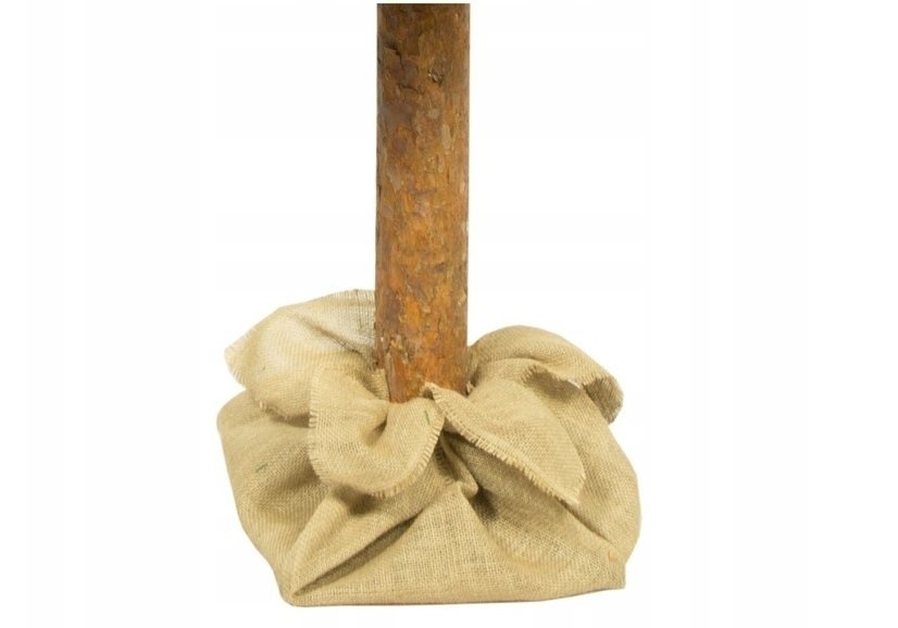 Kunstkerstboom 180 cm – sneeuw – rode kerstballen – houten stam