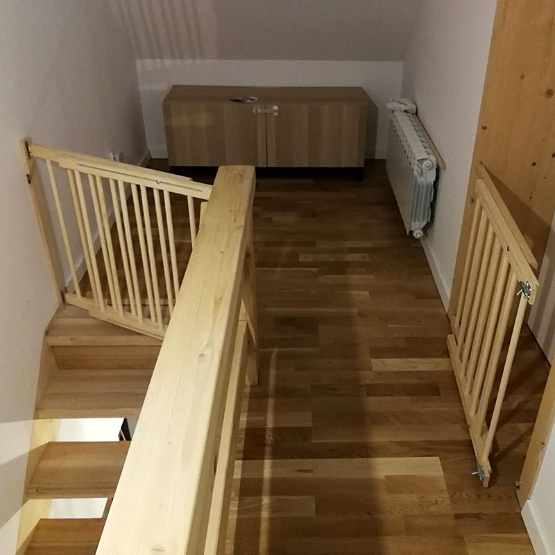 Traphekje - hout - van 102 tot 182 cm breed x 84 cm hoog