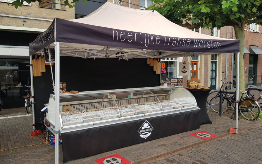 Trockenwürste verkaufen auf dem Markt