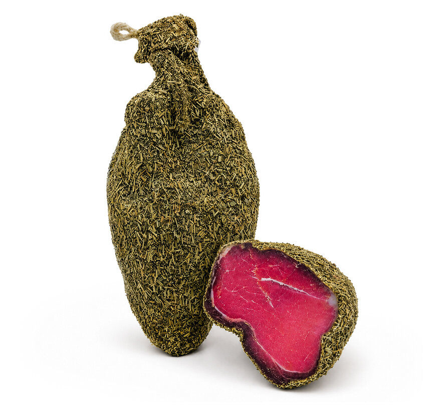 Getrockneter Schinken mit grünen Kräutern überzogen ca. 800g.