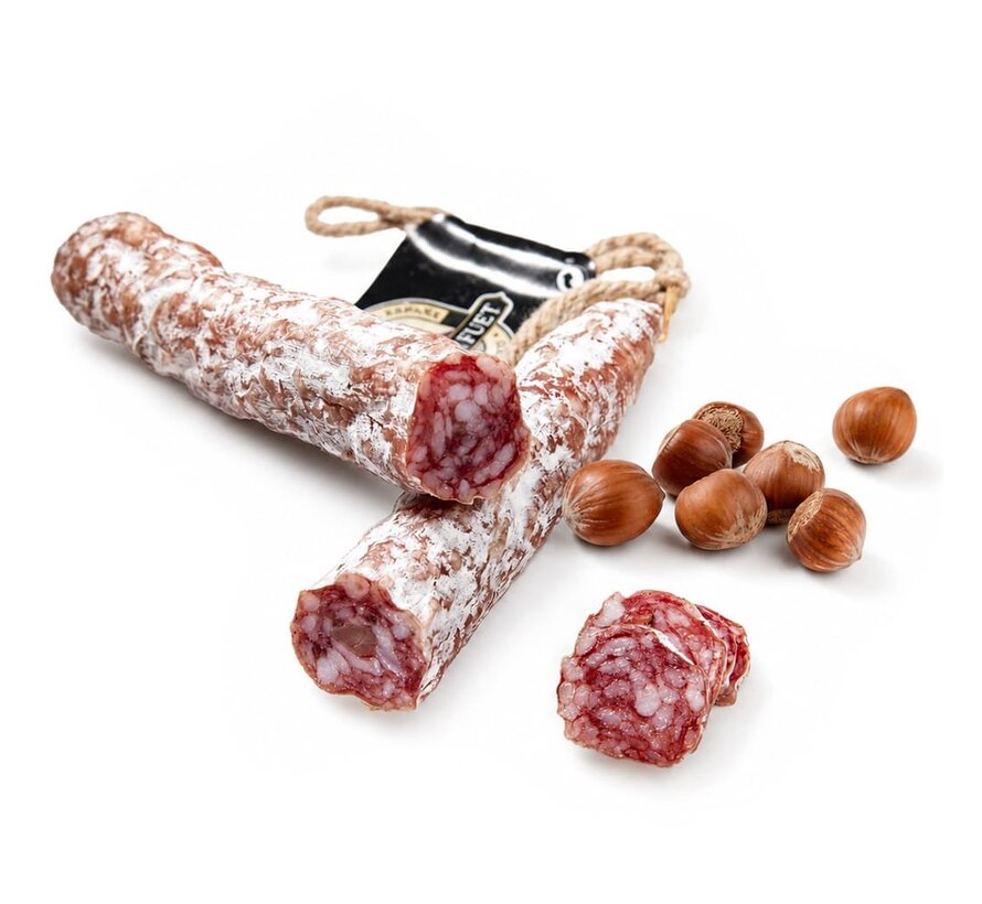 Luftgetrocknete Fuet Salami mit Haselnüssen