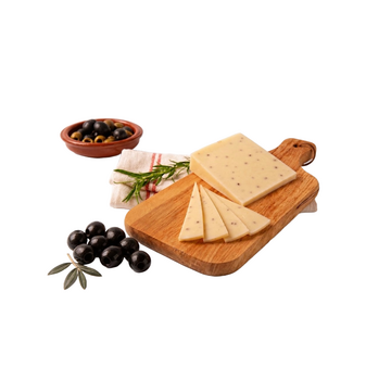 Spanischer Schafskäse mit schwarze Oliven