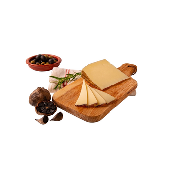 Spanischer Schafskäse mit schwarzem Knoblauch