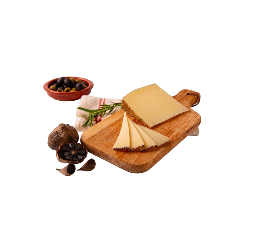 Spanischer Schafskäse mit schwarzem Knoblauch