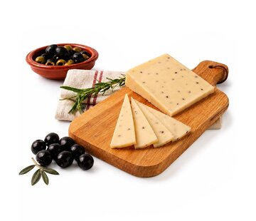 Spanischer Schafskäse mit schwarze Oliven