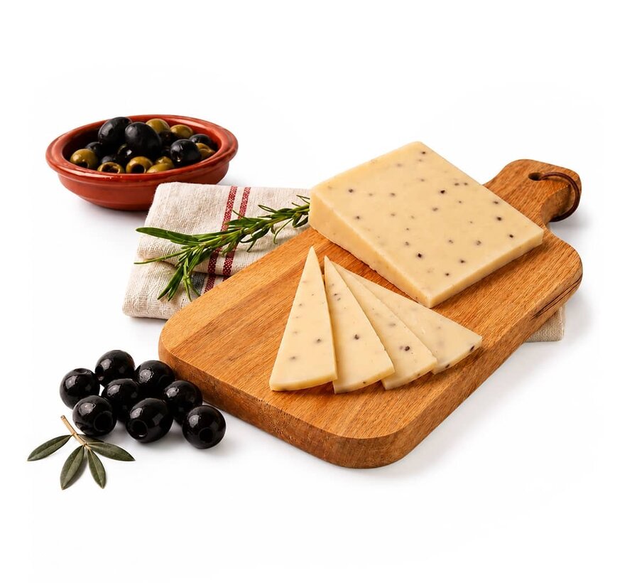 Spanischer Schafskäse mit schwarze Oliven