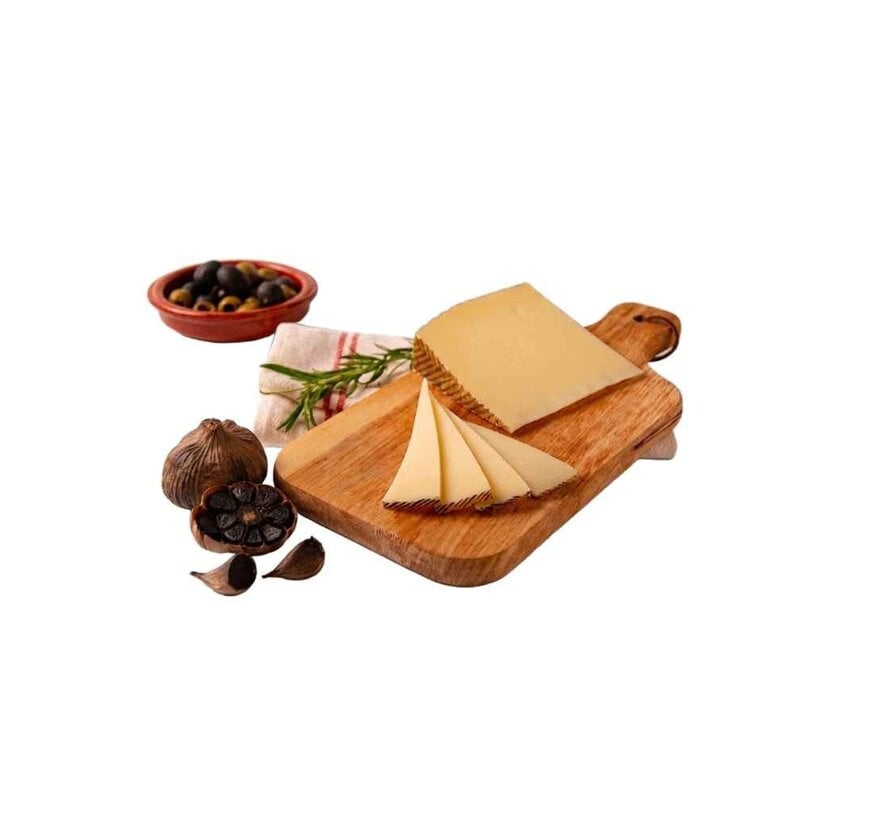 Spanischer Schafskäse mit schwarzem Knoblauch