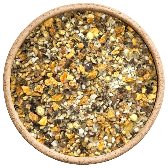 De Kruidenshop Citroenpeper met zwarte peper, citroenschil en zeezout. Ideaal voor vis, kip, groenten, salades, aardappelen, pasta en marinades. 100% natuurlijk, fris, pittig en zonder kunstmatige toevoegingen.