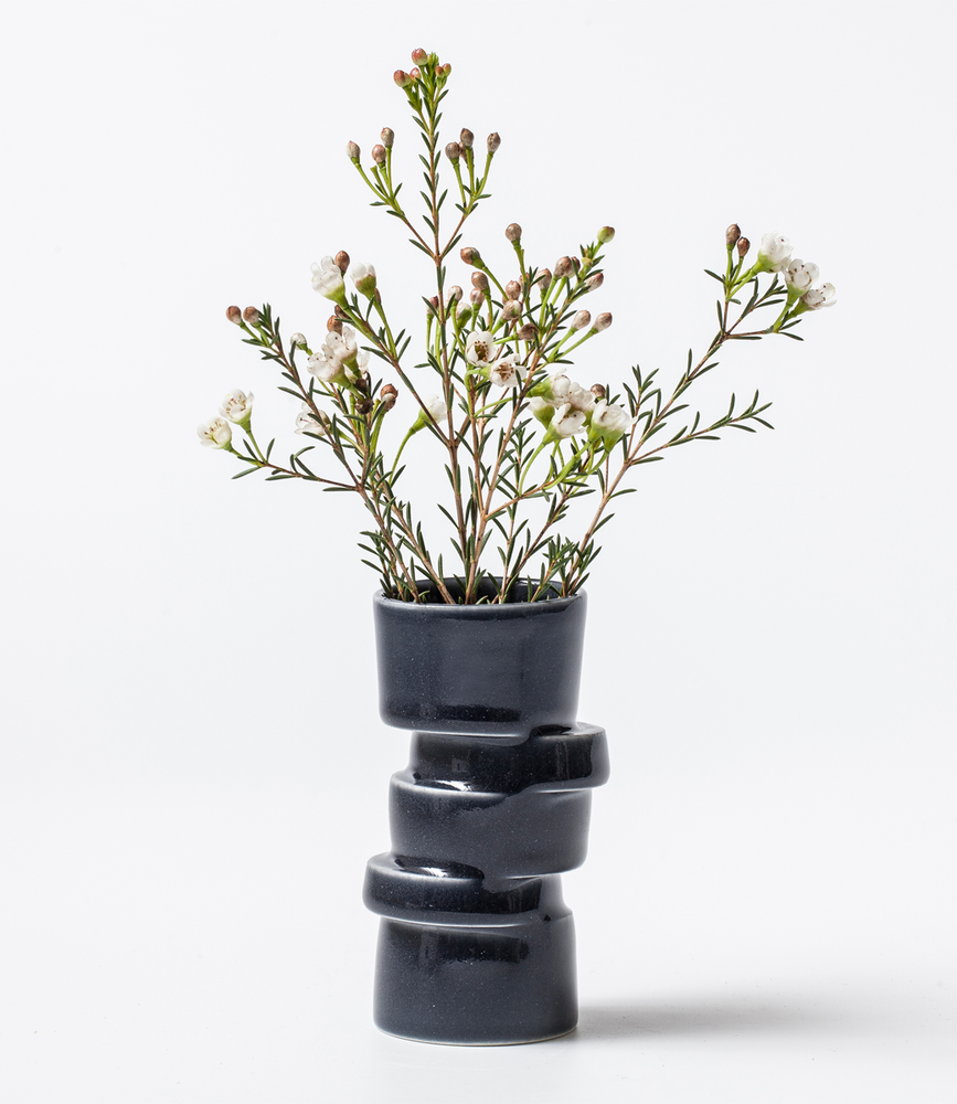 Lars Rank Keramik Lars Rank Keramik Handgemaakte Vaas Stacked Donkergrijs Mini Lars Rank Keramik Lars Rank Keramik Handgemaakte Vaas Stacked Donkergrijs Mini